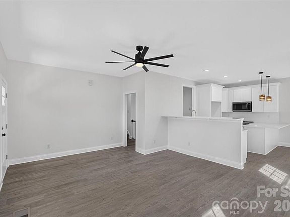 4th image of 228 Hillside Ave SW