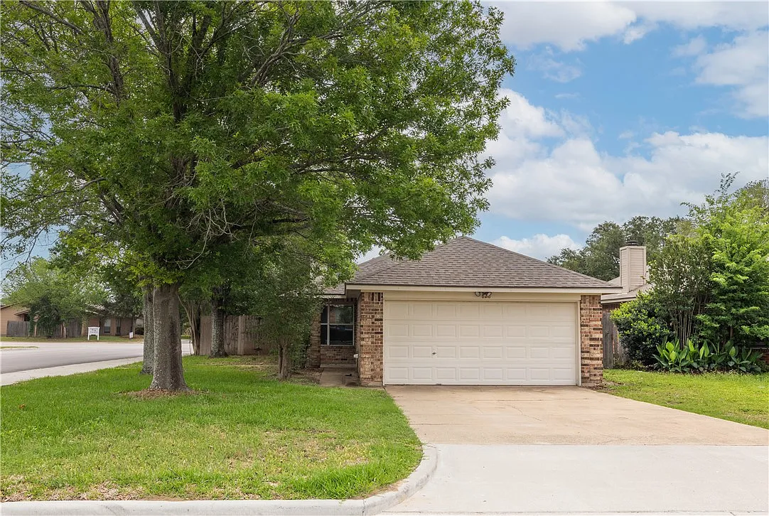 3 bed, 1281 sqft, $1,900 — Photo 1