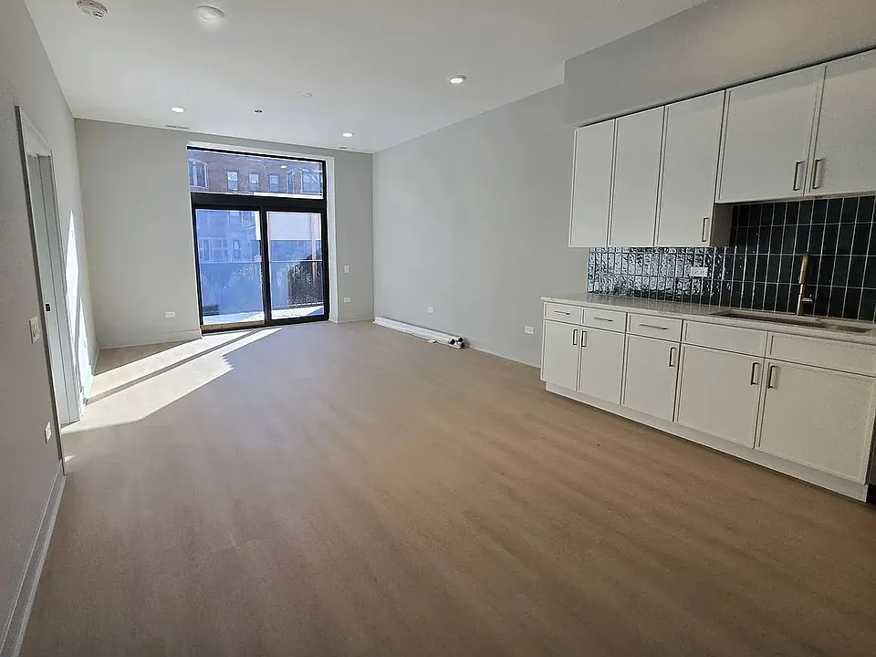 4102 N Sheridan Rd #102
