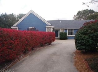 18096 Mohawk Dr, Spring Lake, MI 49456
