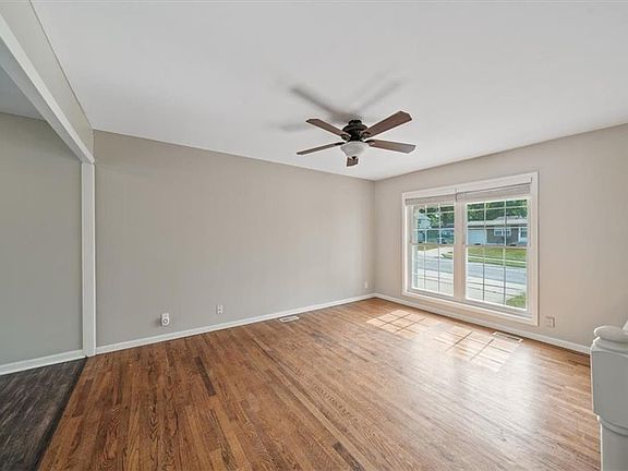 3rd image of 1042 Lindenwood Ln