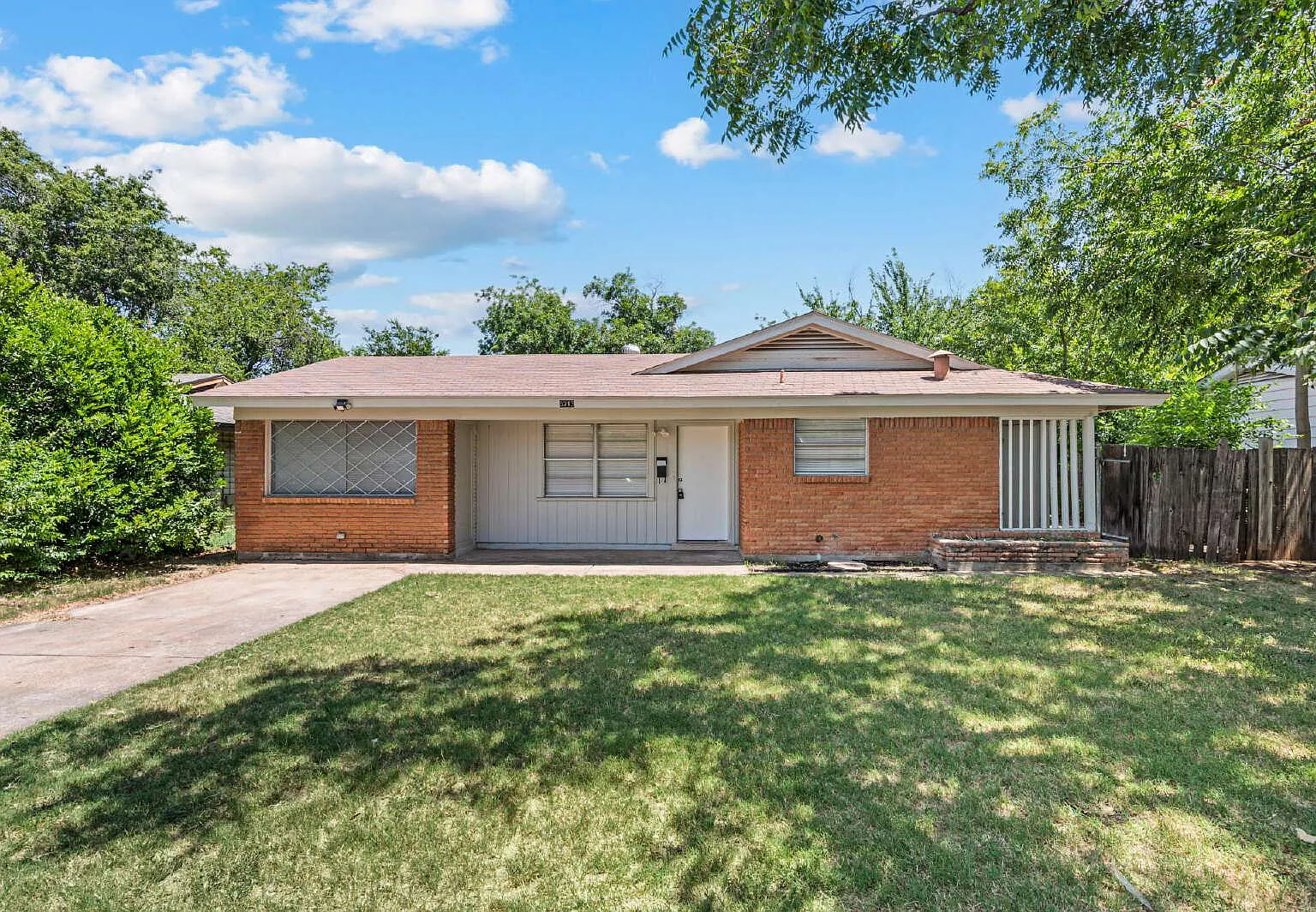 4 bed, 1.5 bath, 1615 sqft, $1,850 — Photo 2