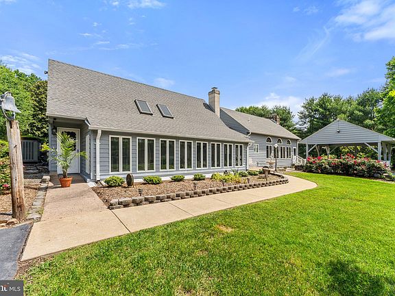 4th image of 858 Ashlawn Dr