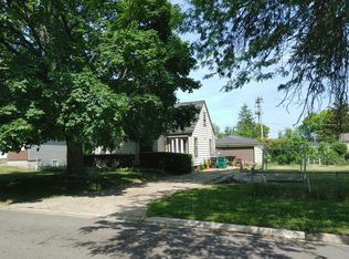 27 N Pioneer Rd, Waukegan, IL 60085