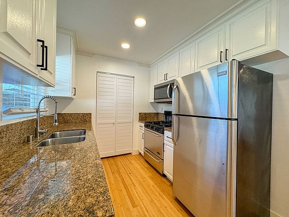 5th image of 10835 Moorpark St APT 3
