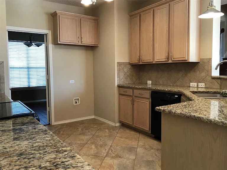 3544 Brewster Dr — Photo 7