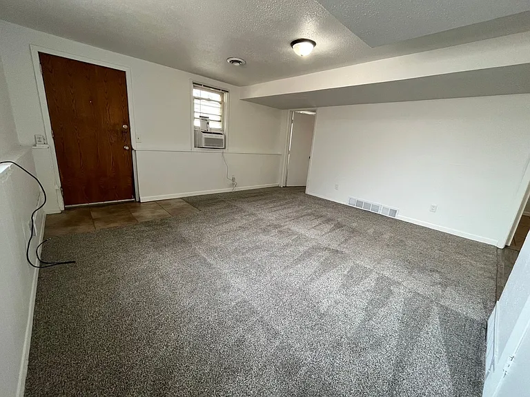 925 W 12th St — Photo 13