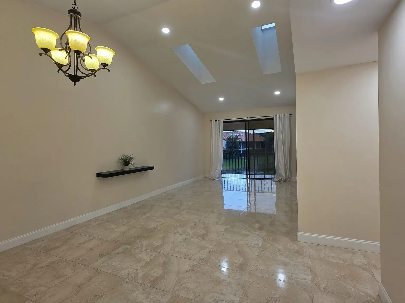 3 bed, 2.0 bath, 1572 sqft, $3,590 — Photo 1