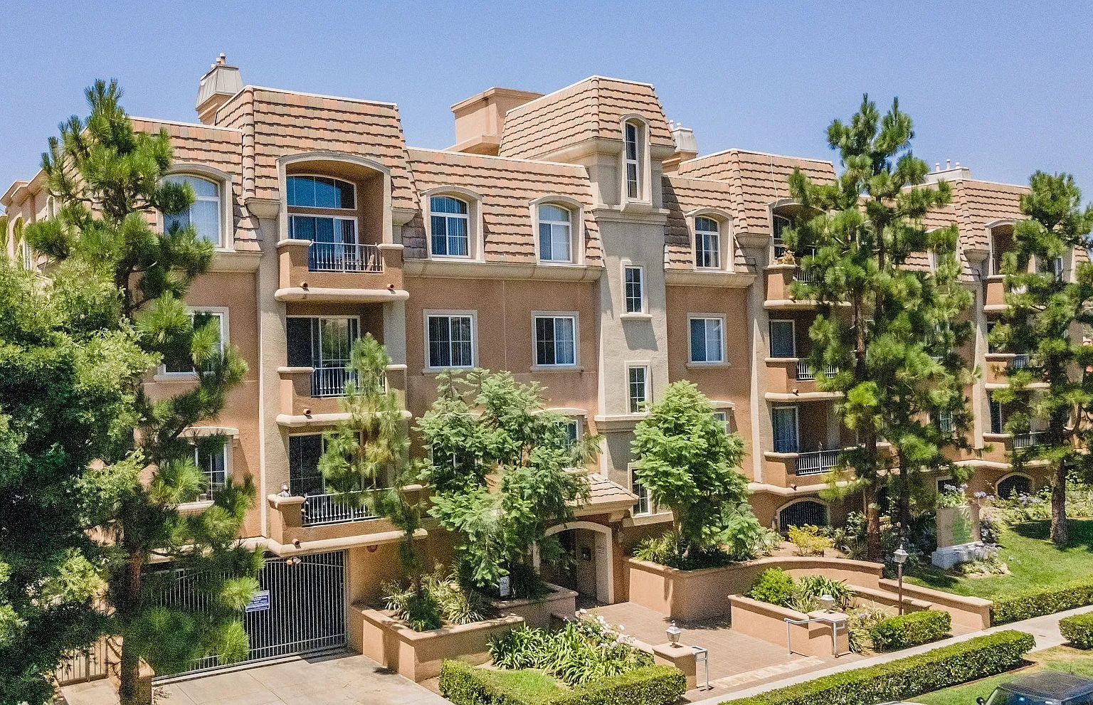 Lido Apartments - 3623 Jasmine Ave — Photo 1