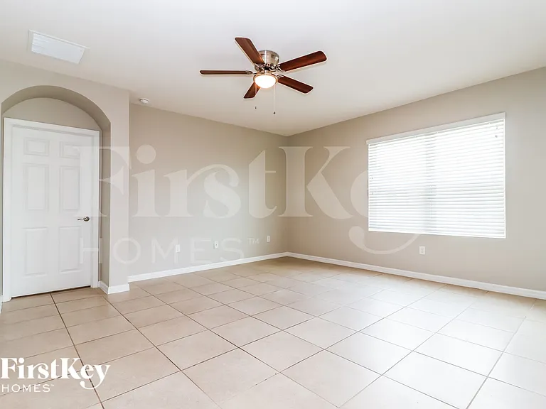 710 SW 12th St — Photo 3
