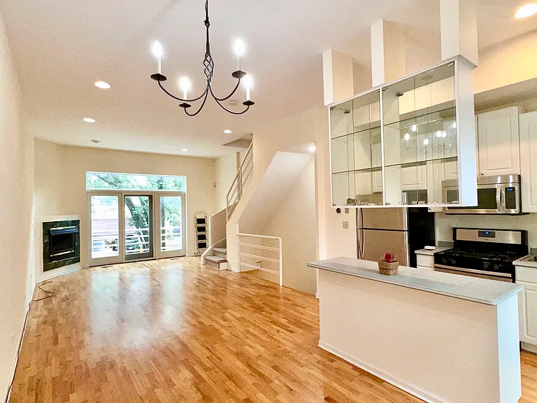 650 N Armour St — Photo 5
