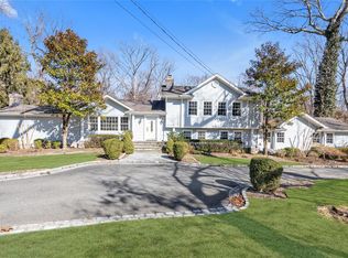 10 Brookville Ln S, Brookville, NY 11545