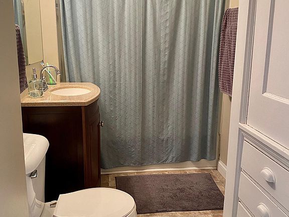 5th image of 435 Fairview Ave N APT 1