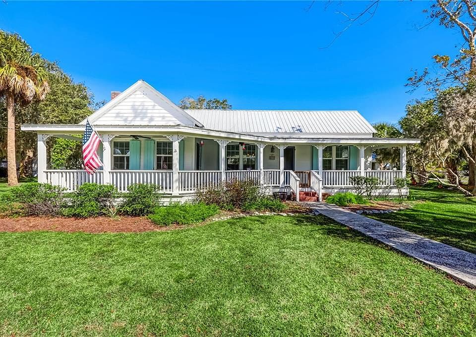 1st image of 305 E Conyers St
