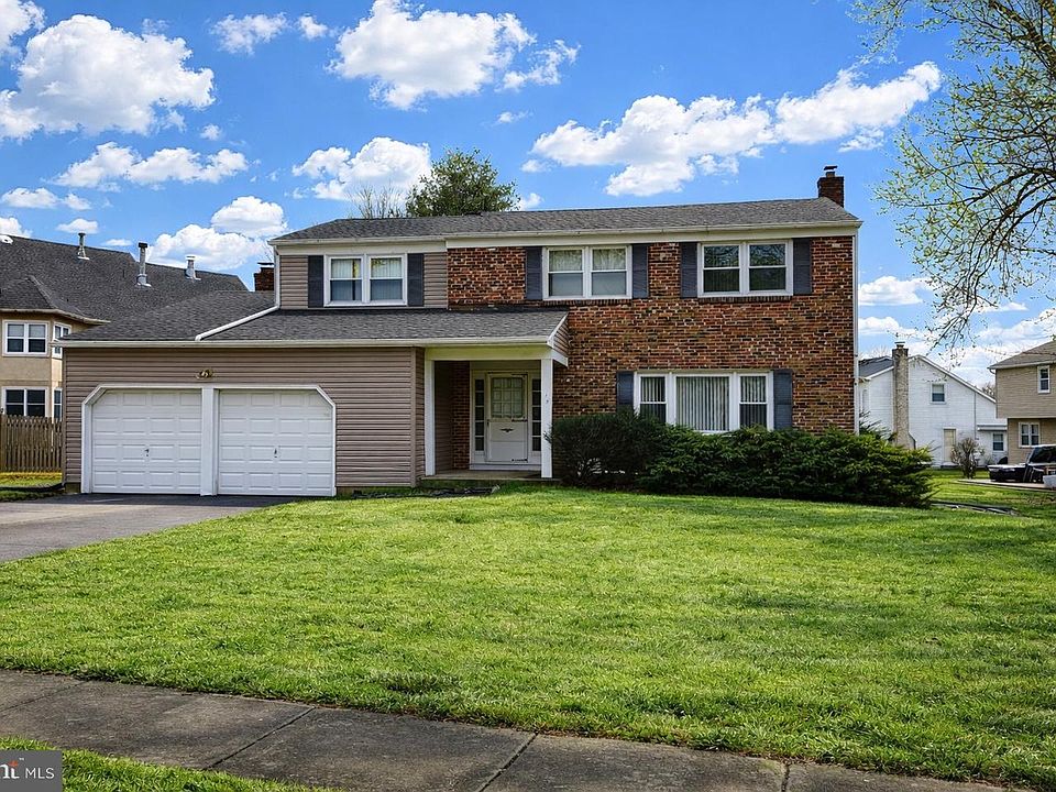 1st image of 15 Chateau Dr