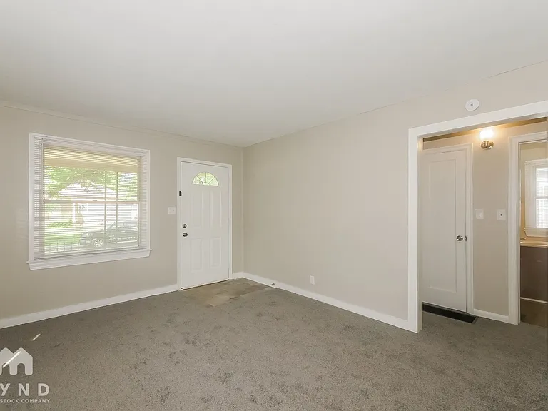 2021 N Drexel Ave — Photo 8