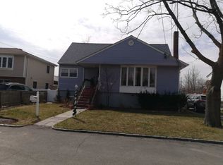 16 4th St, Bayville, NY 11709