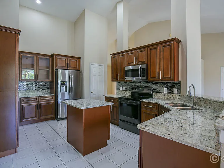 9214 Sunnyoak Dr — Photo 8