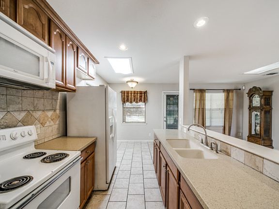 4th image of 1901 Farmsville Dr