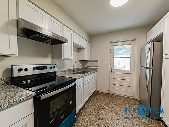 3rd image of 985 Childs Ave #985