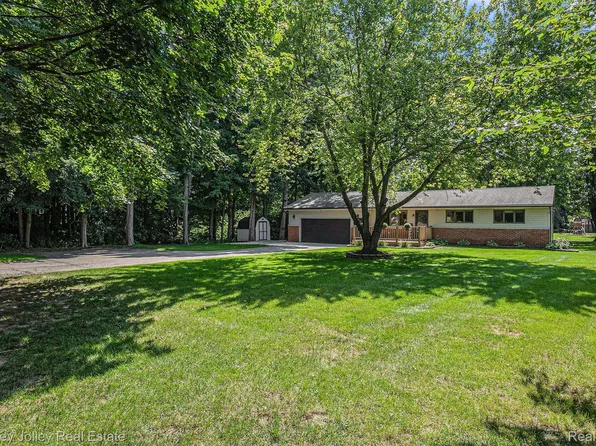 1150 White Lake Rd, Highland, MI 48356