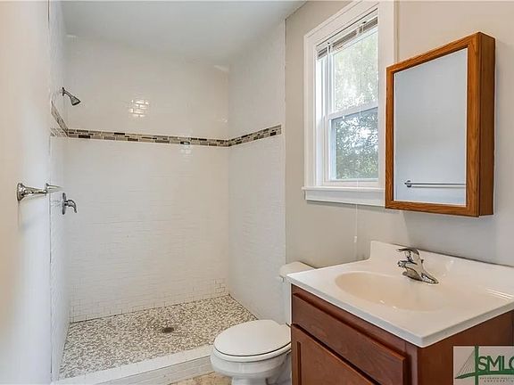 4th image of 653 E 38th St