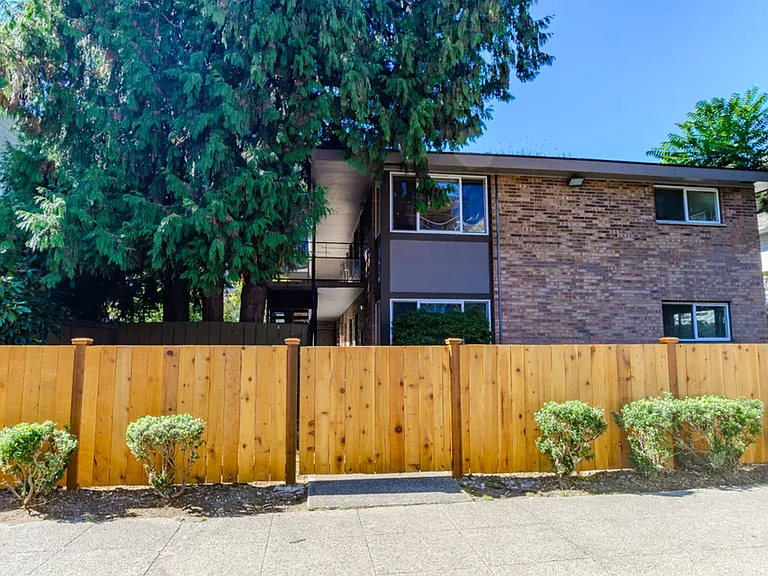 2211 Franklin Ave E — Photo 1