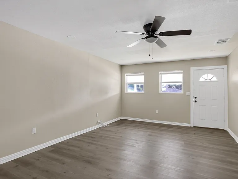 2520 N Hickory St — Photo 7