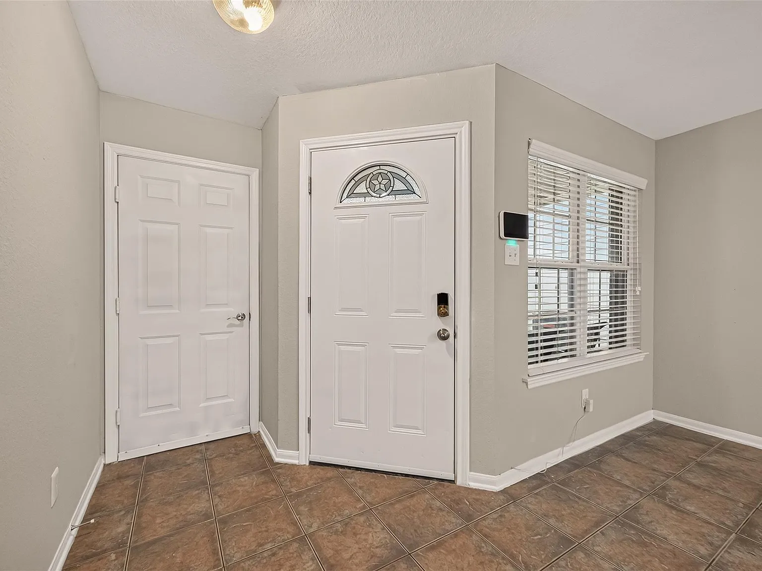 3 bed, 2.0 bath, 1208 sqft, $1,999 — Photo 4