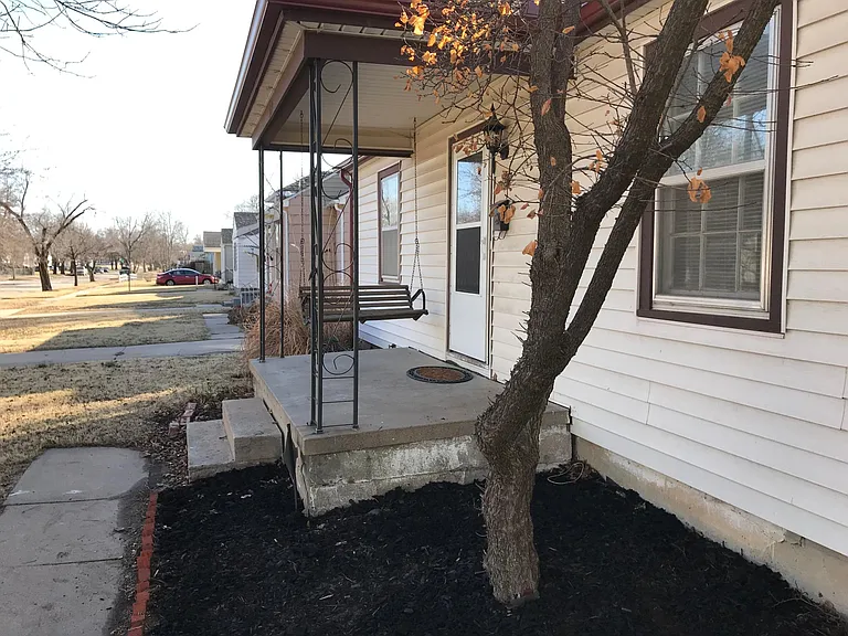 Covered porch and porch swing!