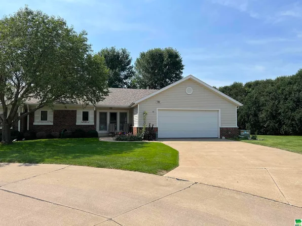 22 Park Village Ct, Le Mars, IA 51031