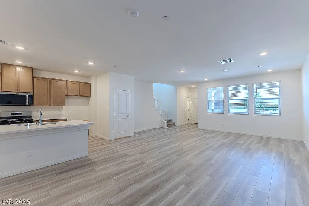 3 bed, 2.5 bath, 1809 sqft, $2,700 — Photo 3