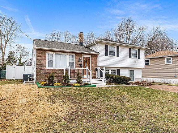 3rd image of 128 Devon Rd