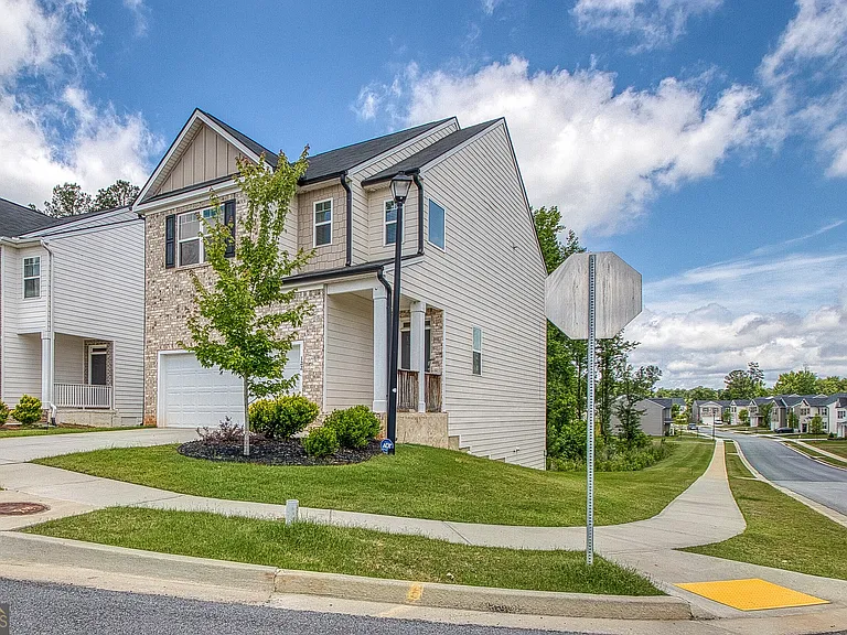 122 Silver Birch Pass — Photo 2