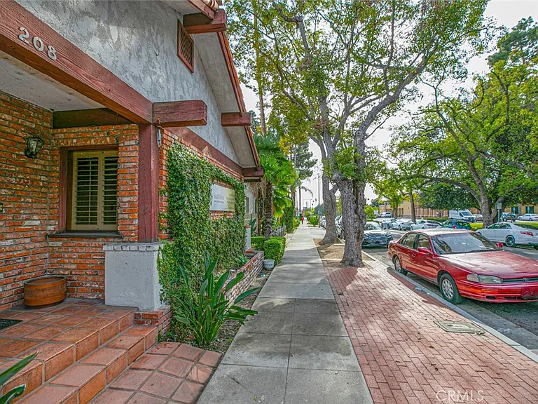 208 S Louise St — Photo 4