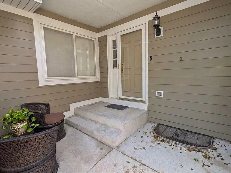 424 Mallard Dr — Photo 1