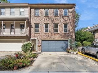 245 Stone Manor Cir, Batavia, IL 60510
