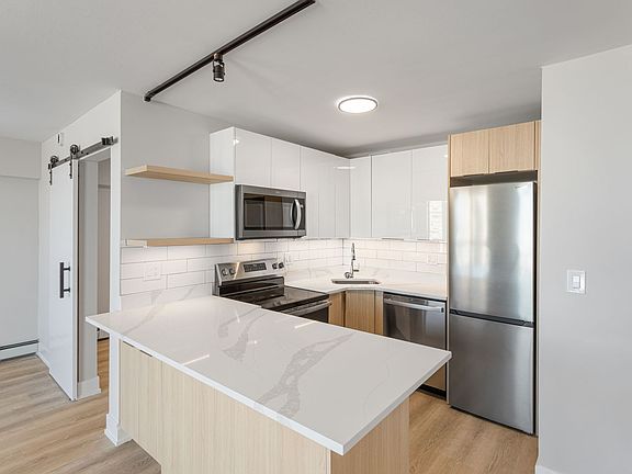 3rd image of 6166 N Sheridan Rd APT 12E