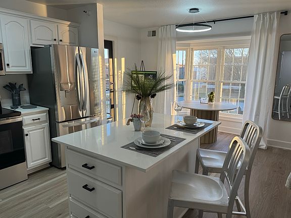 2nd image of 209 W Jefferson St #15