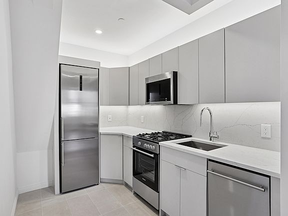 3rd image of 20 Exchange Pl APT 4901