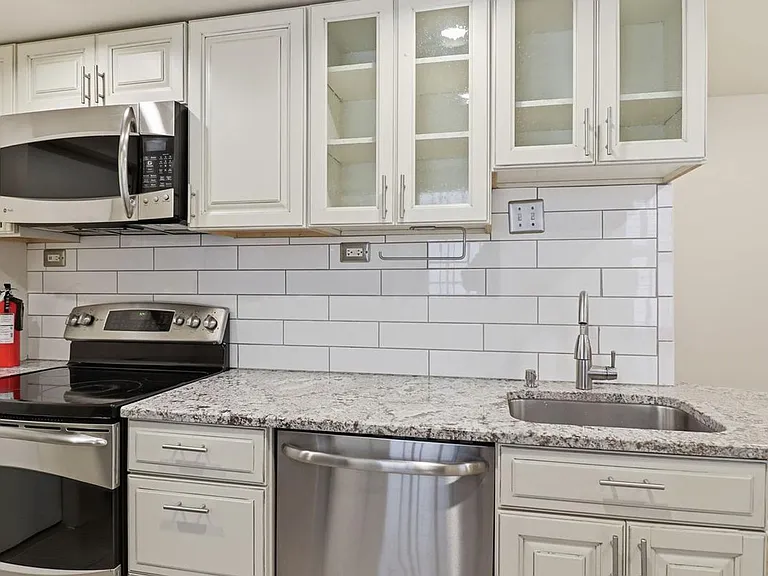 1450 Harvard St NW #B — Photo 4