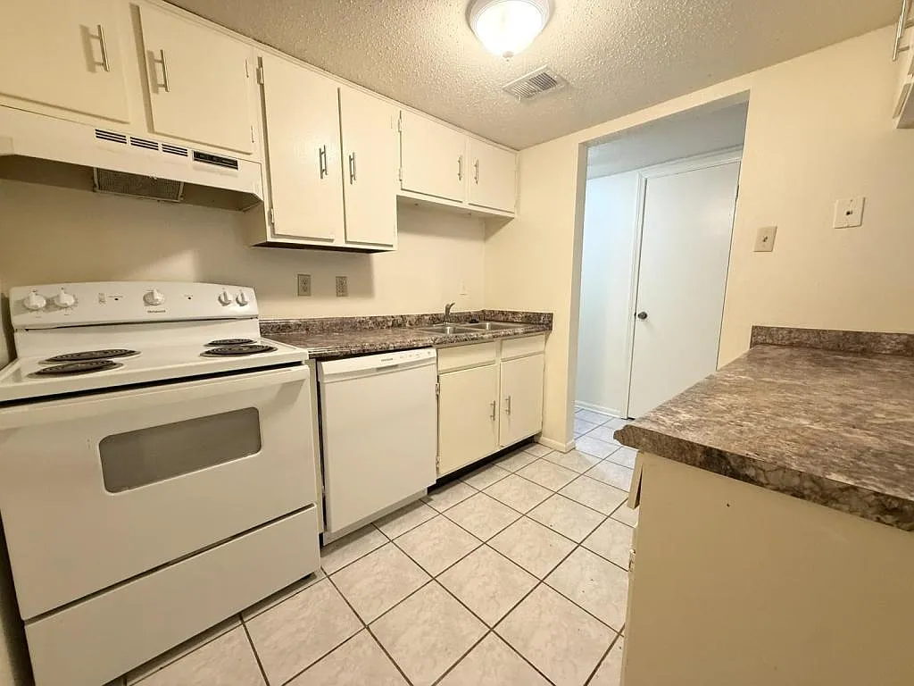1625A 42nd St. — Photo 3