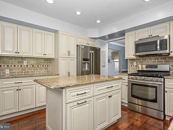 3rd image of 250 Freeland Dr