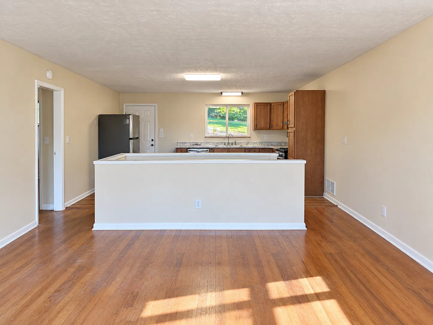 2 bed, 1000 sqft, $1,550 — Photo 3
