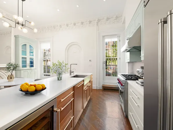 42 South Portland Avenue image 7 of 28