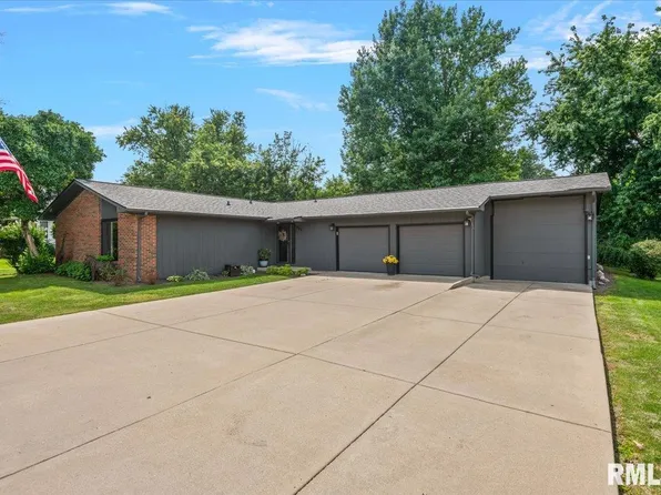 903 6th St, Pawnee, IL 62558