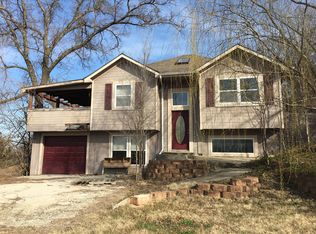 2226 Overhill Rd, Oak Grove, MO 64075