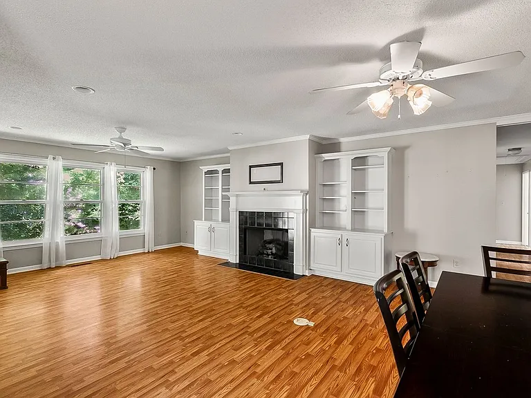 2496 Valley View Ln — Photo 8