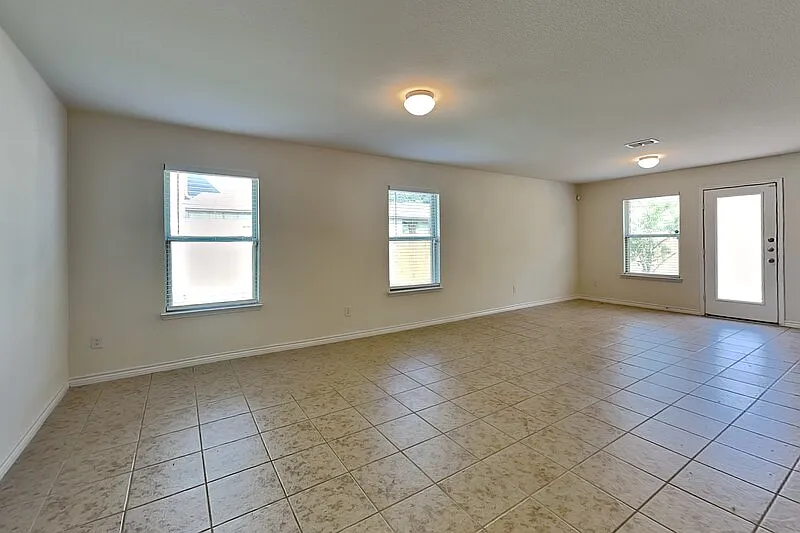 4 bed, 2.0 bath, 1772 sqft, $2,000 — Photo 2