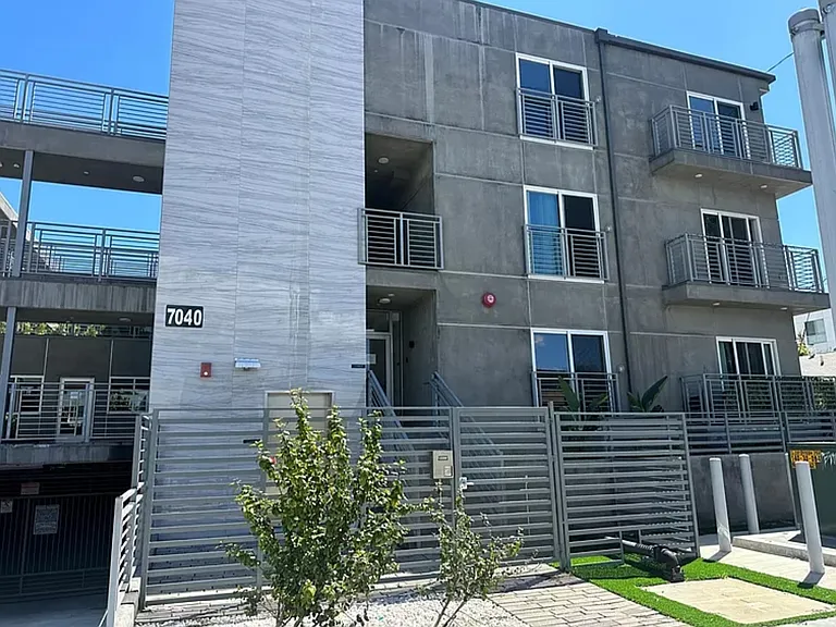 7040 Woodman Ave #207 — Photo 20